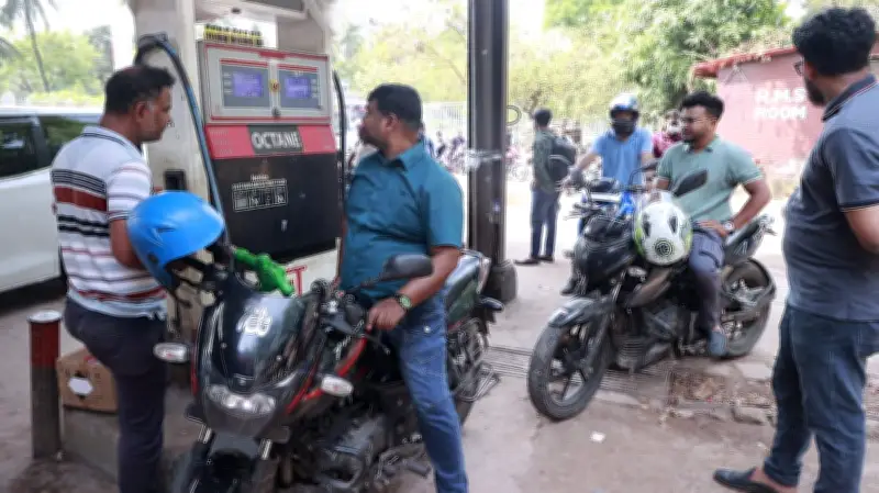ঈদে ঢাকার ফিলিং স্টেশনে জ্বালানি বিক্রির চিত্র: কিছুতে দীর্ঘ সারি, কিছুতে বিক্রি বন্ধ