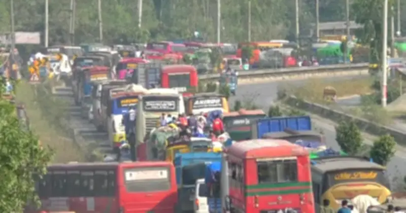 ঈদযাত্রায় ১৬ ঘণ্টার যানজটে পাবনায় ফেরা, যাত্রীদের চরম ভোগান্তি