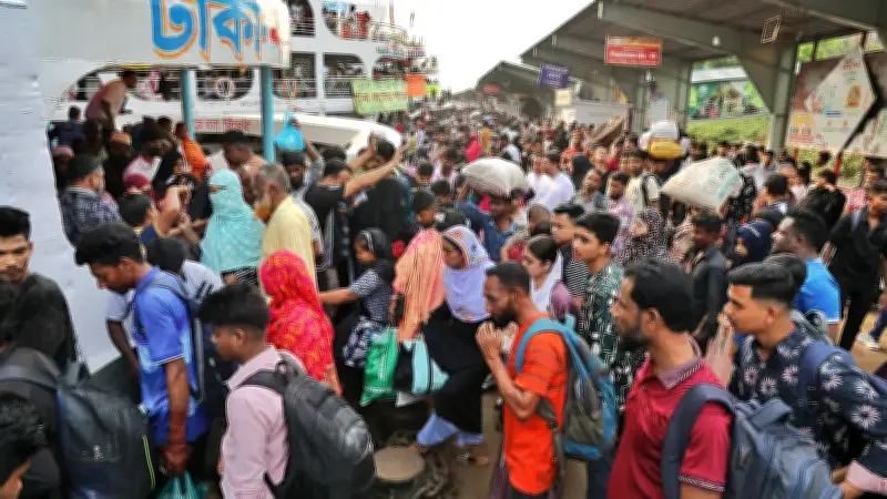 ঈদে ঘরমুখী যাত্রীদের উপচে পড়া ভিড়, সদরঘাট-কল্যাণপুর-কমলাপুরে যানজট