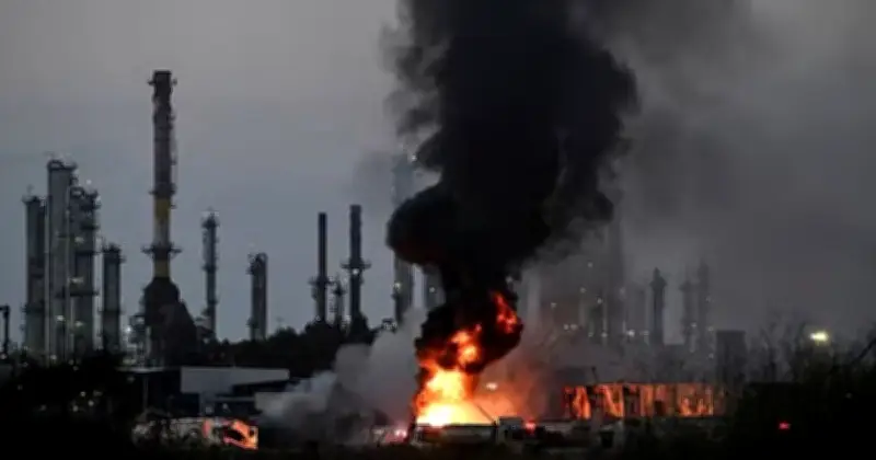 ইরানের ক্ষেপণাস্ত্র হামলার পর ইসরায়েলের হাইফা বন্দরে তেল শোধনাগারে অগ্নিকাণ্ড