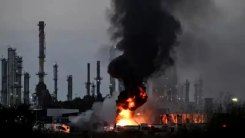 ইসরায়েলের তেল শোধনাগারে ইরানের হামলা, বাংলাদেশে নৌপরিবহনে জরিমানা ও গ্রেপ্তার