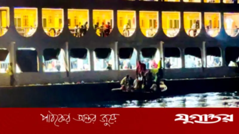 নৌযান ও জেটির অভাবে বুড়িগঙ্গায় ঝুঁকি নিয়ে লঞ্চে উঠছে যাত্রীরা