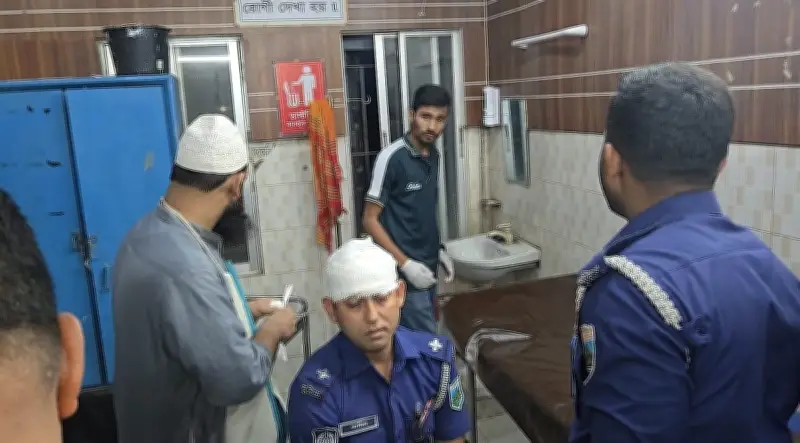 বিএনপির দুই পক্ষের সংঘর্ষে আহত পুলিশ এএসআই আবদুল আজিজ, নাটোরে উত্তেজনা