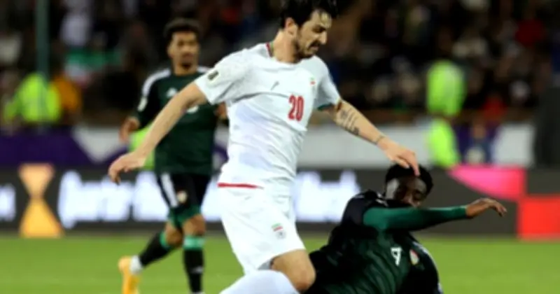 বিশ্বকাপের আগে ইরানের তারকা ফুটবলার সরদার আজমুনকে বহিষ্কার, সরকারের সঙ্গে বিশ্বাসঘাতকতার অভিযোগ