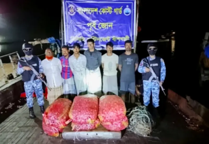 বাঁশখালীতে কোস্টগার্ডের অভিযানে ৯৫০ কেজি আলুসহ পাচারকারী আটক