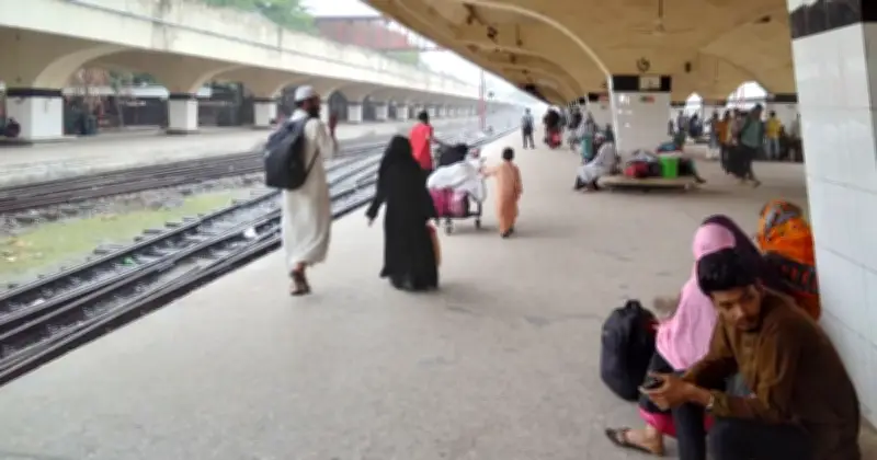 ঈদের আগের দিন কমলাপুরে স্বস্তির যাত্রা: ট্রেনে ফাঁকা আসন, নেই বিলম্বের অভিযোগ