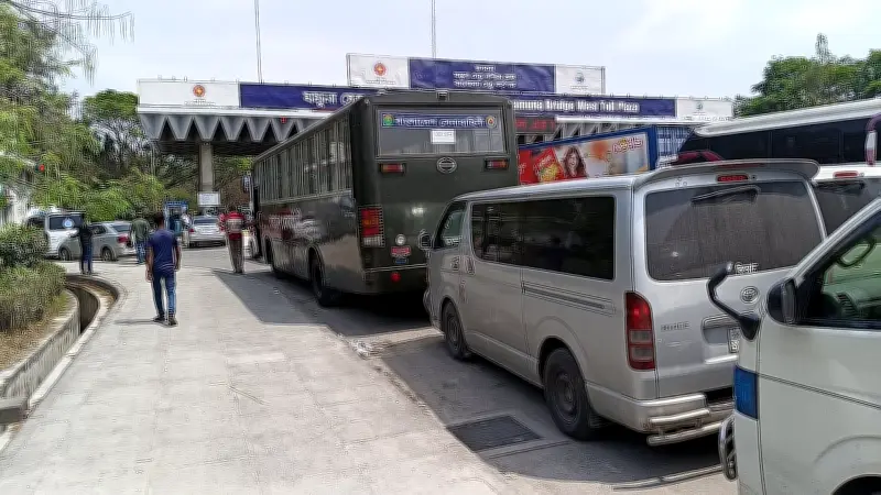 ঈদে যমুনা সেতুতে যানবাহনের ঢল: ৪ দিনে ১.৮ লাখ গাড়ি পারাপার, টোল আদায় ১৩ কোটি টাকা