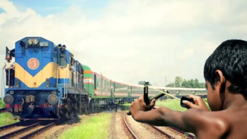 ট্রেনে পাথর নিক্ষেপ: যাত্রীদের আতঙ্ক ও কর্তৃপক্ষের উদাসীনতা
