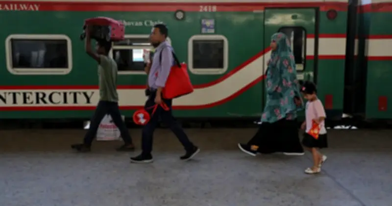 সুবর্ণ এক্সপ্রেসে টিকিট কালোবাজারি: দুই স্টুয়ার্ড চাকরিচ্যুত, সংস্থার জরিমানা