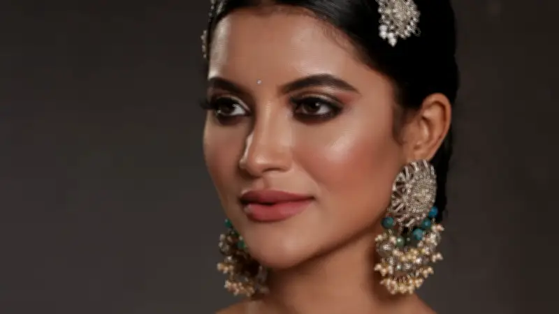 ঈদের সাজে শাড়ির আঁচল ও ব্লাউজের ট্রেন্ড: দেশি গয়না ও ফ্রিল ব্লাউজে উৎসবের আমেজ