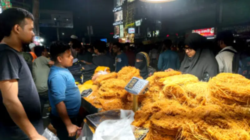 ঈদ বাজারে রাতভর কেনাকাটার রোমাঞ্চ: লাচ্ছা সেমাই থেকে মেহেদি পর্যন্ত