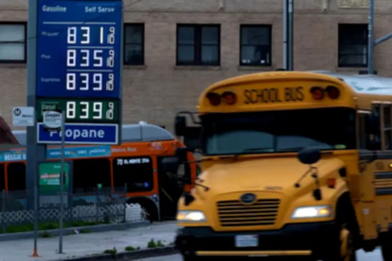 মার্কিন নাগরিকদের ওপর যুদ্ধের প্রভাব: জ্বালানি মূল্যবৃদ্ধিতে বাড়ছে পারিবারিক ব্যয়