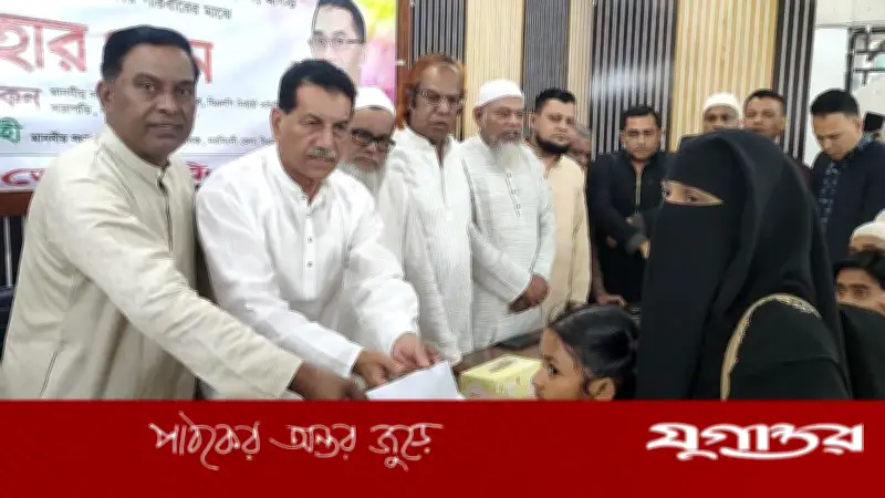 নরসিংদীতে বিএনপির ঈদ উপহার বিতরণ: 'নতুন বাংলাদেশের জন্য রক্তদাতাদের মূল্যায়ন সবার আগে'