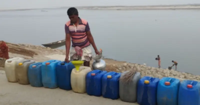 পাবনার বেড়ায় নদীর পানি বিক্রি করে জীবিকা: যমুনা-হুরাসাগরের ভরসায় বহু পরিবার