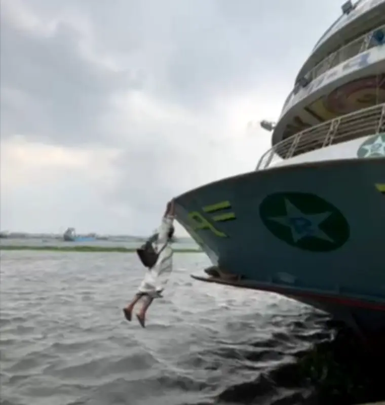 মুন্সিগঞ্জ লঞ্চঘাটে ঝুঁকিপূর্ণ নামার চেষ্টা: মো. জাহির নদীতে পড়ে যান, ফায়ার সার্ভিস উদ্ধার করে