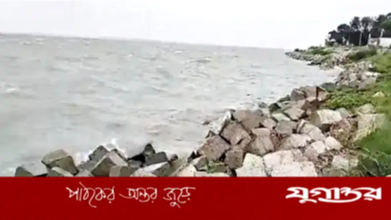 পদ্মা নদীতে ঝড়ে তিনটি সিমেন্টবোঝাই ট্রলারডুবি, চালক-শ্রমিকরা সাঁতরে বেঁচেছেন