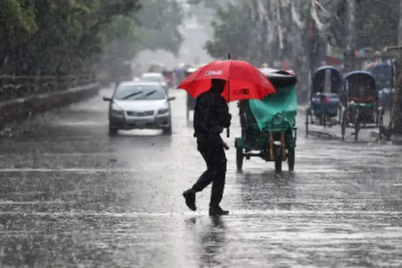 রাজধানীতে দীর্ঘস্থায়ী বৃষ্টি: জনজীবনে ভোগান্তি ও আবহাওয়ার অস্বাভাবিকতা