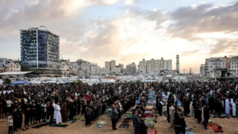 গাজা ও লেবাননে ঈদুল ফিতর উদযাপন: নামাজ, কবর জিয়ারত ও শিশুদের আনন্দ