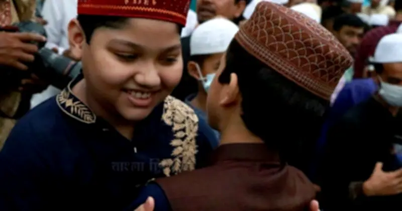 পবিত্র ঈদুল ফিতর উদযাপনে দেশজুড়ে উৎসব, রাষ্ট্রপতি-প্রধানমন্ত্রীর যৌথ নামাজে বিশেষ আবহ