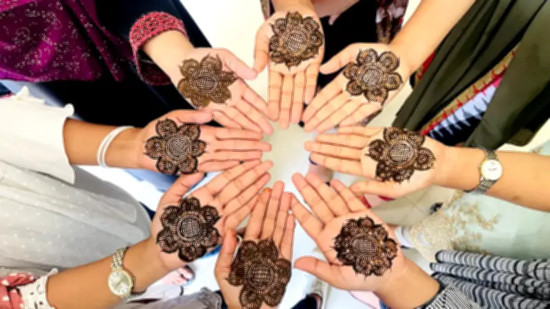 মেহেদির রহস্য: ঈদের আনন্দে লালচে-কমলা রঙের বৈজ্ঞানিক ব্যাখ্যা