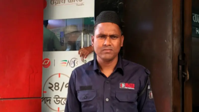 ঈদের আনন্দে পেশাদারি দায়িত্ব: এটিএম বুথের নিরাপত্তাকর্মী থেকে সাংবাদিকের গল্প