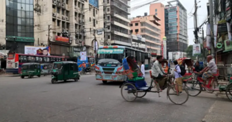 ঈদের দিনেও রাজধানীতে সক্রিয় গণপরিবহন, যাত্রী সংখ্যা কম হলেও চলছে বাস-সিএনজি