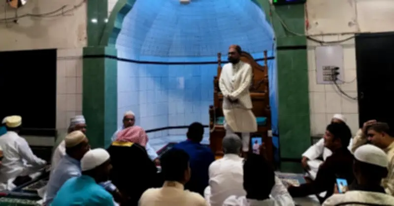 জবি উপাচার্য ইমামতি করলেন ঈদুল ফিতরের জামাতে, শিক্ষক-শিক্ষার্থীরা অংশ নেন