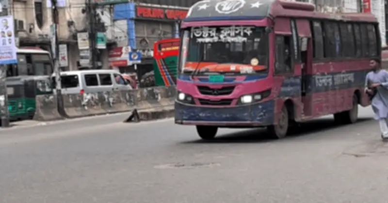 ঈদের সকালেও রাজধানীর সড়কে সচল গণপরিবহন, শ্রমিকদের বেঁচে থাকার লড়াই