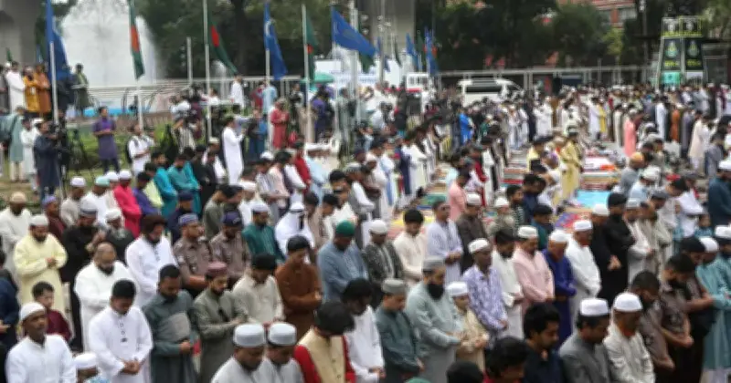 বায়তুল মোকাররমে পাঁচ জামাতে ঈদুল ফিতর উদযাপন, মুসল্লিদের উপচেপড়া ভিড়