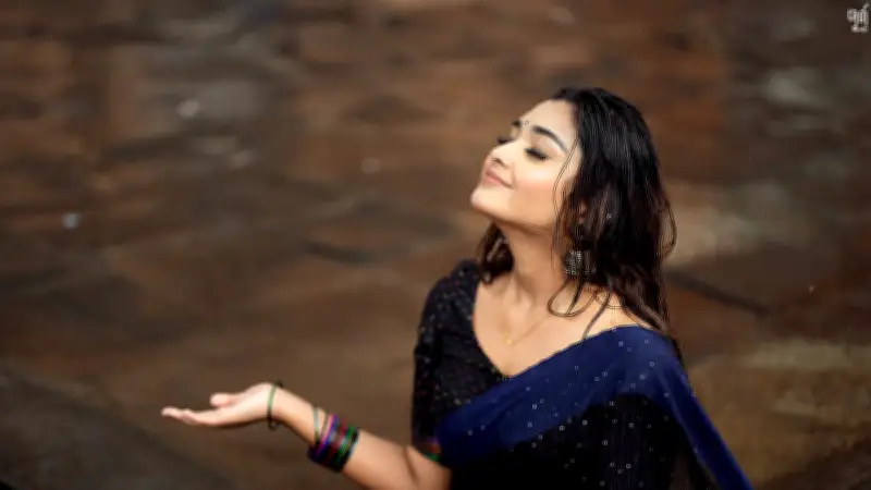 বর্ষায় ভেজা চুলের যত্ন: বিপত্তি এড়াতে যা করবেন