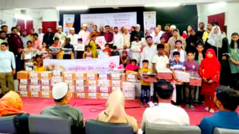 রাউজান বন্ধুসভার সহমর্মিতার ঈদ: ২০০ শিশু পেল নতুন পোশাক ও খাদ্যসামগ্রী