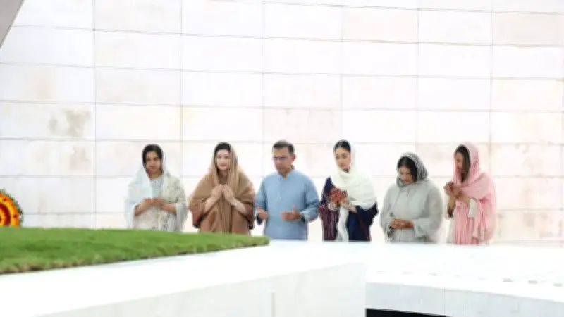 পরিবারের সদস্যদের নিয়ে প্রয়াত রাষ্ট্রপতি জিয়াউর রহমান ও খালেদা জিয়ার কবর জিয়ারত করলেন প্রধানমন্ত্রী তারেক রহমান