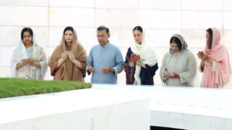 প্রধানমন্ত্রীর বগুড়ায় ঈদ উদযাপন ও কবর জিয়ারত, রাষ্ট্রপতির সঙ্গে একসঙ্গে নামাজ