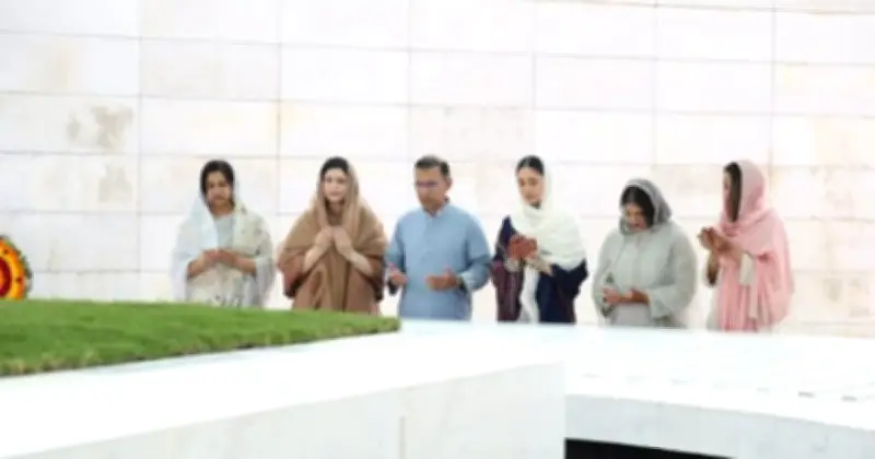 ঈদে তারেক রহমানের পিতামাতার সমাধিতে শ্রদ্ধা, উপস্থিত ছিলেন পরিবার ও দলীয় নেতারা