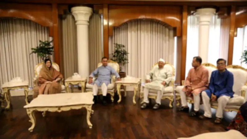 ঈদে ঐতিহাসিক মুহূর্ত: প্রধানমন্ত্রীর সাথে শুভেচ্ছা বিনিময় করলেন ড. ইউনূস, রাষ্ট্রপতি-প্রধানমন্ত্রীর একসঙ্গে নামাজ