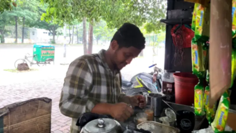 ঈদের দিনেও দোকান খুলে আয়রোজগারের চেষ্টায় মেহেদী হাসান