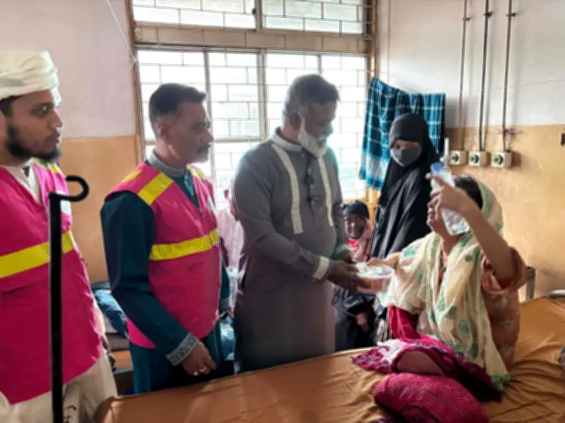 ঈদে মানবিকতার আলো: নারায়ণগঞ্জ হাসপাতালে রোগী ও চিকিৎসকদের মাঝে উপহার বিতরণ