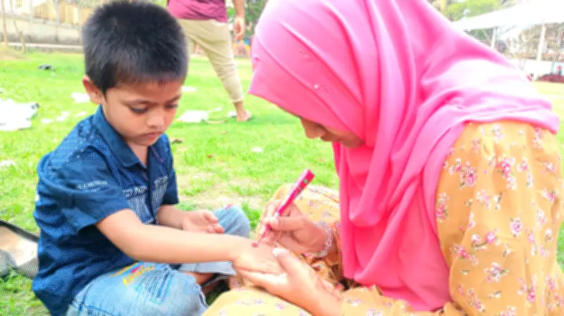 গাজীপুর বন্ধুসভার মেহেদি উৎসবে শিশুদের হাতে মেহেদি পরিয়ে বন্ধুত্বের আনন্দ ভাগাভাগি