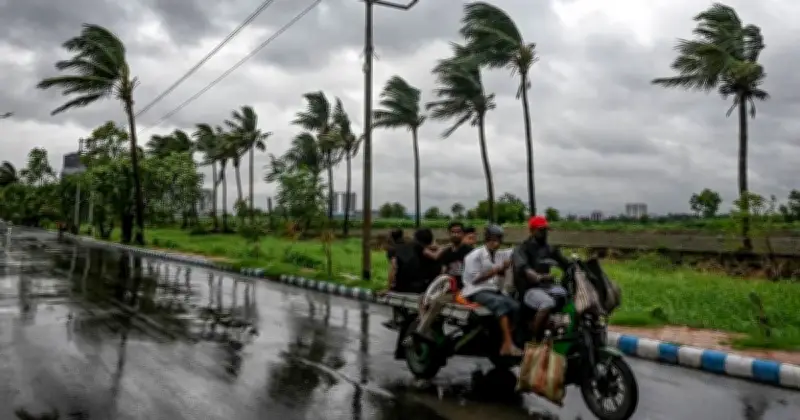 বাংলাদেশের নদীবন্দরগুলোর জন্য আবহাওয়া অধিদপ্তরের সতর্কবার্তা: দমকা হাওয়া ও বজ্রবৃষ্টির আশঙ্কা
