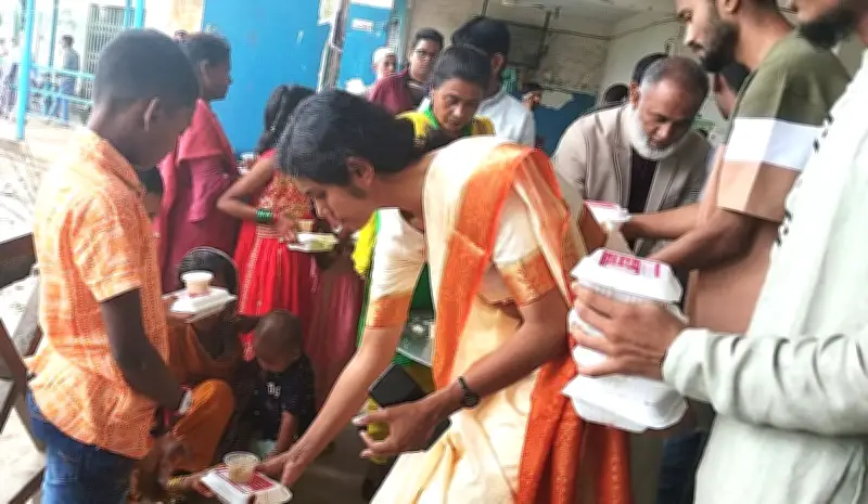 বরিশালে বাসদের 'মানবতার ঈদ উৎসব': ভাসমান ও ছিন্নমূলদের মাঝে খাবার বিতরণ