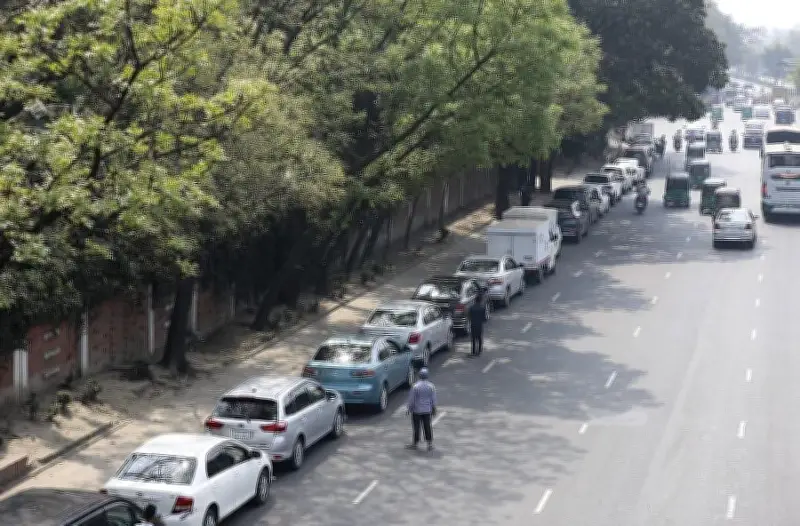 জ্বালানি সংকট মোকাবিলায় আইইএর ১০ পদক্ষেপ: গাড়ির লাইন ও বৈশ্বিক উদ্বেগ