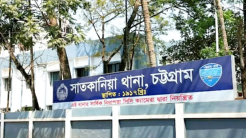 চট্টগ্রামে মুখোশধারী দুর্বৃত্তের হামলায় যুবক নিহত, কুষ্টিয়ায় ঈদের নামাজে সংঘর্ষে নারীসহ ১৩ আহত