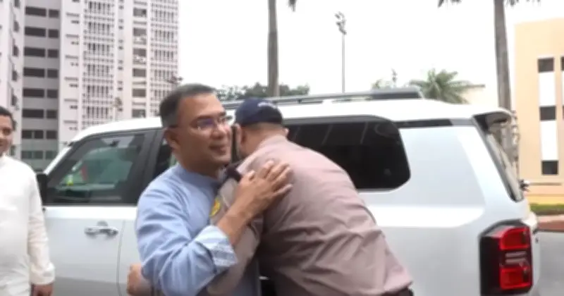 ঈদের দিনে প্রধানমন্ত্রীর পুলিশ সার্জেন্টকে জড়িয়ে ধরার ভিডিও ভাইরাল, আলোচনায় তারেক রহমান