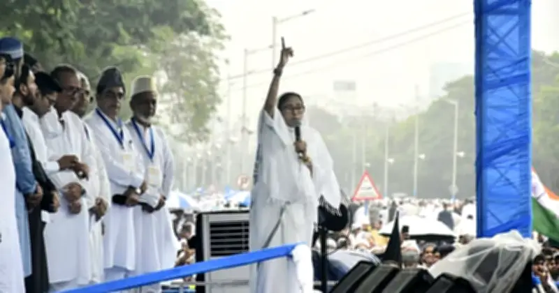 মমতা বন্দ্যোপাধ্যায়ের ঈদের শুভেচ্ছা ও সম্প্রীতির আহ্বান, রেড রোডে বৃষ্টিতেও জামাত