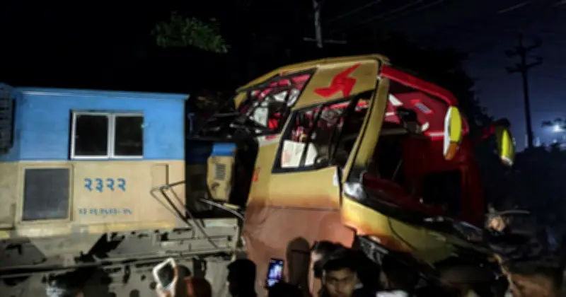 কুমিল্লায় বাস-ট্রেন সংঘর্ষে নিহত ১২, আহত বহু, শিশু-নারীও রয়েছেন