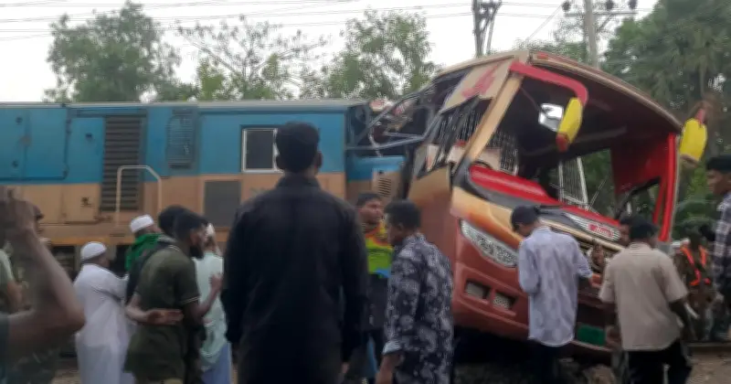 কুমিল্লায় ট্রেন-বাস সংঘর্ষে ১২ জন নিহত, আহত ২০
