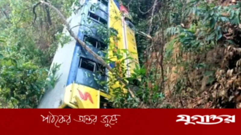 বান্দরবানে পর্যটকবাহী বাস খাদে পড়ে, আহত অন্তত ২০