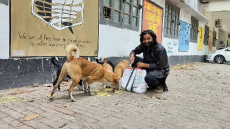 রাজশাহী বিশ্ববিদ্যালয়ে সালাহউদ্দীন মামুনের নিঃস্বার্থ প্রাণী সেবা: ঈদের ছুটিতে ক্ষুধার্ত কুকুর-বিড়ালের পাশে