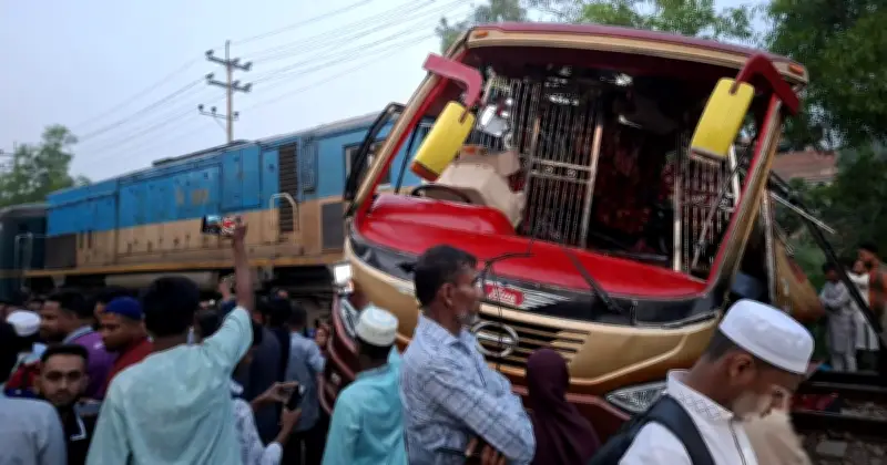 কুমিল্লার পদুয়ার বাজারে ট্রেন-বাস সংঘর্ষে ১২ জন নিহত, বরখাস্ত দুই গেটম্যান