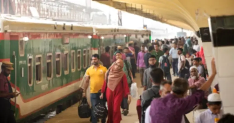 ঈদের দ্বিতীয় দিনেও কমলাপুরে যাত্রীদের উপচে পড়া ভিড়, নিরাপত্তা নিয়ে শঙ্কা